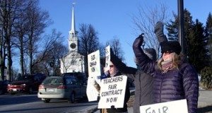 Teachers stage protest to raise awareness about working without a contract